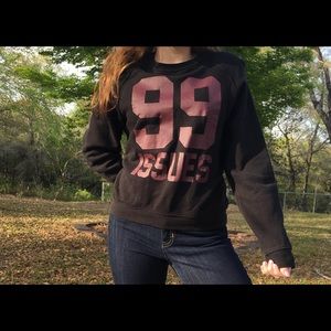 SALE❗️Black crew neck sweater “99 issues”